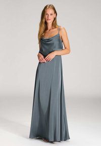 Langes, ärmelloses Kleid aus einem sanften, gedämpften Teal-Stoff mit einem drapierten Cowl-Ausschnitt und fließendem Rock. Glatte Textur, minimalistisches Design.