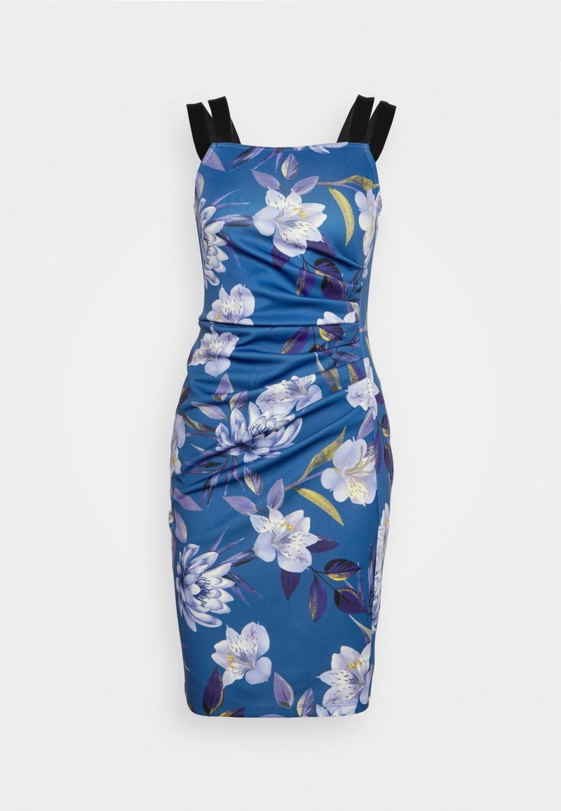 Robe bleue cintrée avec motif floral blanc et violet et bretelles noires doubles, détail froncé sur le côté.