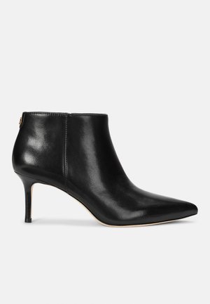 Stivaletti in pelle nera con punta affilata e una leggera lucentezza. Presentano un tacco a stiletto sottile e una zip dorata sul retro.