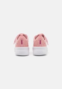 Puma FLYER RUNNER V PS - Silniční běžecké boty - future pink/frosty pink