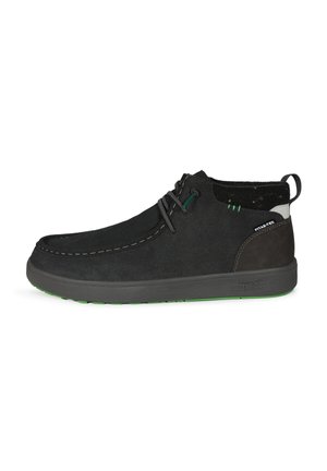 Stivaletti neri in suede con dettagli grigi, caratterizzati da una punta rotonda, cuciture decorative e una suola in gomma verde. Design con lacci, stile minimalista.