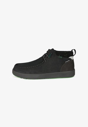 Stivaletti neri in suede con dettagli grigi, caratterizzati da una punta rotonda, cuciture decorative e una suola in gomma verde. Design con lacci, stile minimalista.