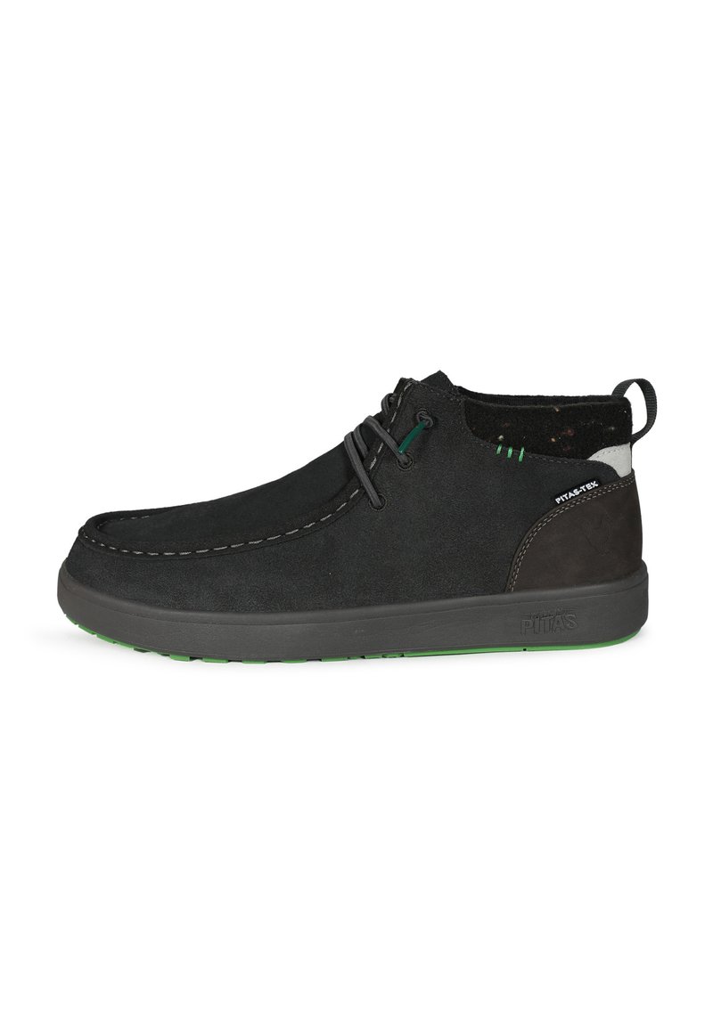 Botines de ante negro con acentos grises, que cuentan con una puntera redonda, costuras decorativas y una suela de goma verde. Diseño con cordones, estilo minimalista.