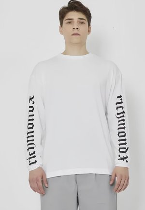 T-shirt bianco a maniche lunghe in cotone con la scritta nera "richmond" stampata verticalmente su entrambe le maniche. Tessuto liscio, vestibilità rilassata.