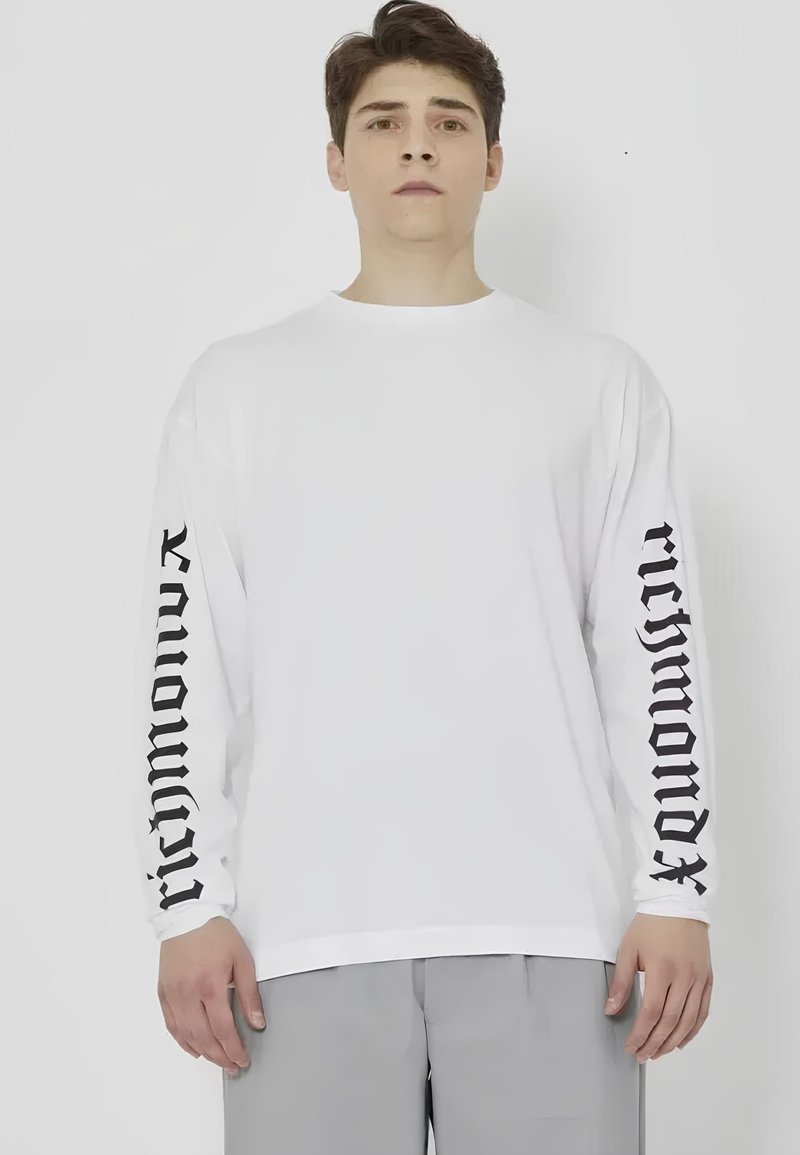 T-shirt bianco a maniche lunghe in cotone con la scritta nera "richmond" stampata verticalmente su entrambe le maniche. Tessuto liscio, vestibilità rilassata.
