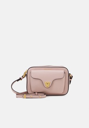 Compact leren schoudertas in zachtroze met gouden hardware, voorzien van een voorvak, contrasterende bies en een verstelbare schouderband.