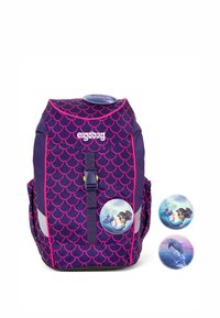 Lila Rucksack mit pinkem Muschelmuster, ausgestattet mit reflektierenden Akzenten und drei runden Abzeichen, die eine Meerjungfrau und einen Delfin darstellen.