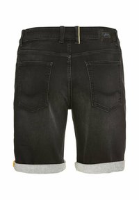 Schwarze Denim-Shorts mit umgeschlagenem Saum, ausgestattet mit zwei Gesäßtaschen und einem Lederetikett. Der Stoff hat eine glatte Textur und minimale Verblassung.