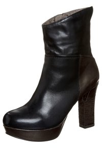 Czarny skórzany botek za kostkę z zaokrąglonym noskiem, gładką fakturą, średniej wysokości obcasem typu klocek oraz kontrastową wstawką po boku.