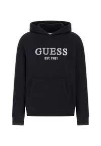 Sudadera con capucha negra, con bolsillo frontal, que presenta el logotipo en plata "GUESS" y el texto "EST. 1981". Textura suave, puños y dobladillo acanalados.