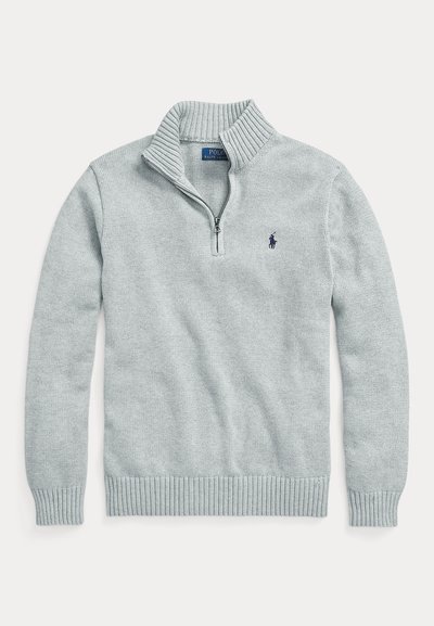 Hellgrauer gestrickter Pullover mit einem Halsverschluss in Halb-Zip, gerippten Bündchen und Saum. Mit kleinem, marineblauen Logo auf der linken Brust.