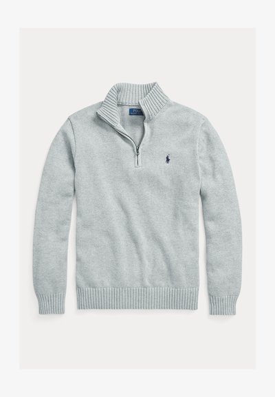 Hellgrauer gestrickter Pullover mit einem Halsverschluss in Halb-Zip, gerippten Bündchen und Saum. Mit kleinem, marineblauen Logo auf der linken Brust.