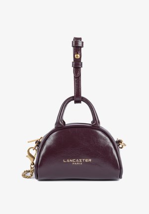 Borsa a tracolla in pelle bordeaux con forma arrotondata, manici superiori, hardware in tonalità oro e tracolla a catena staccabile. Presenta il logo sulla parte anteriore.