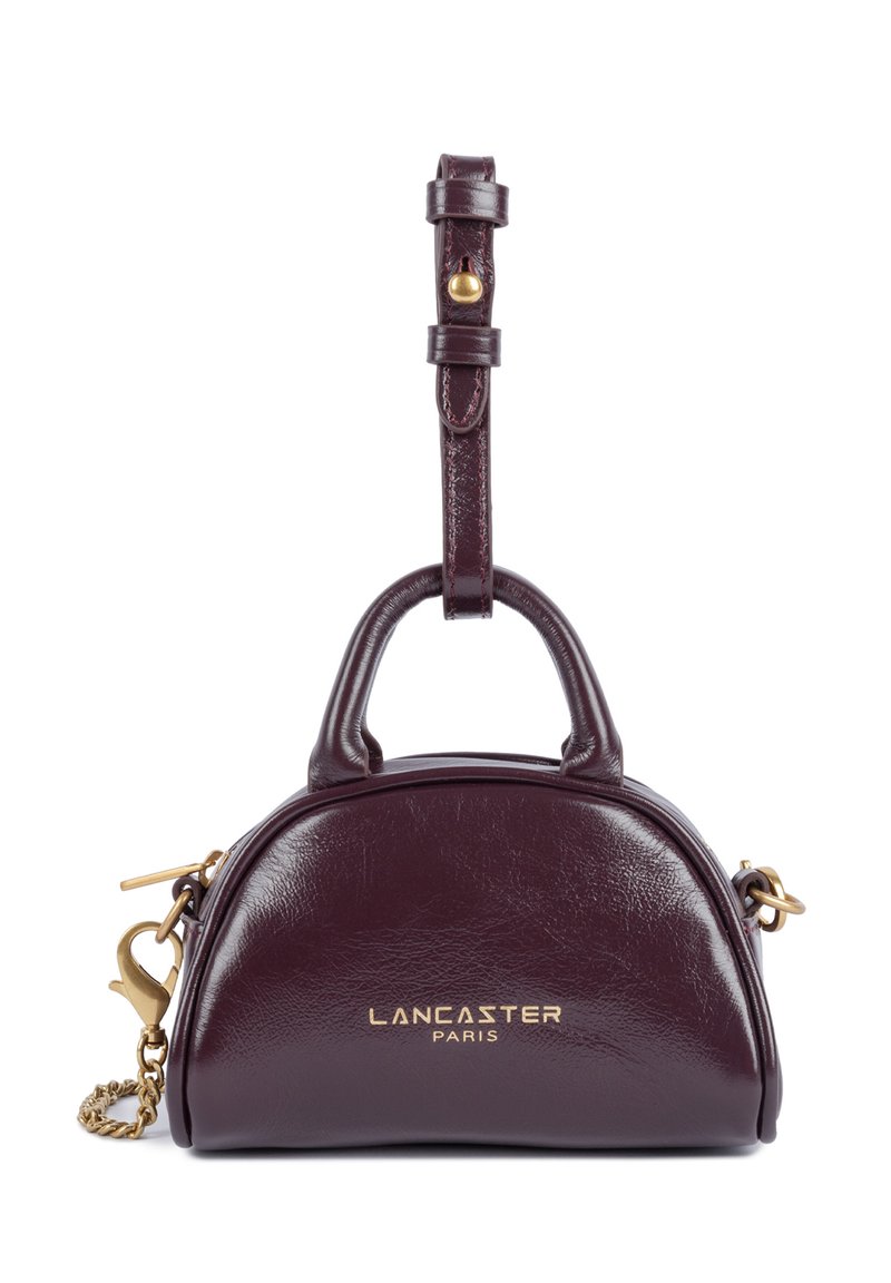 Borsa a tracolla in pelle bordeaux con forma arrotondata, manici superiori, hardware in tonalità oro e tracolla a catena staccabile. Presenta il logo sulla parte anteriore.