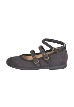 Zapato plano de ante gris oscuro con tres tiras de hebilla ajustables y punta redondeada, mostrado de perfil lateral.