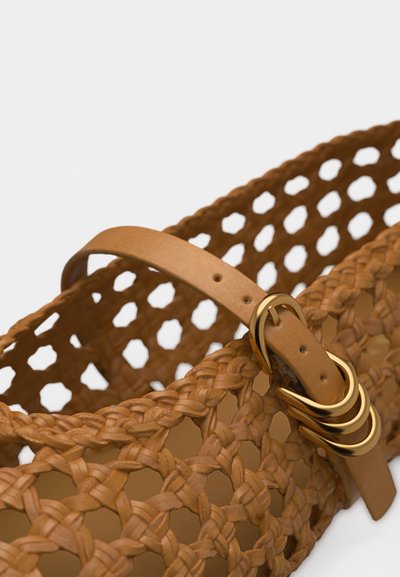 Πλεκτό σανδάλι από δέρμα σε ταμπά απόχρωση με ανοιχτό σχέδιο πλέγματος και ρυθμιζόμενο λουράκι με χρυσή μεταλλική αγκράφα και θηλιές.