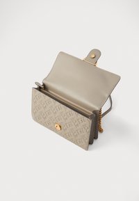 Borsa a mano in pelle grigia con motivo in rilievo, hardware dorato e design a pieghe. Dotata di tracolla a catena e scomparto interno con zip.