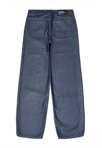 Mörkblå denimjeans med en avslappnad passform, utrustade med bakfickor och en etikett vid midjan. Texturen är slät med en lätt lyster.
