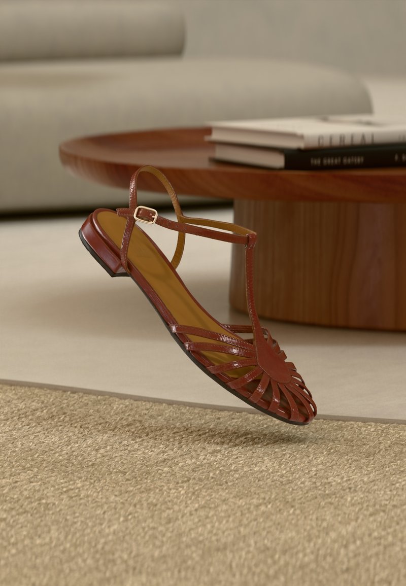 Sandale roșii cu barete, cu finisaj texturat și design cu vârf deschis, având o baretă subțire la gleznă și toc mic.