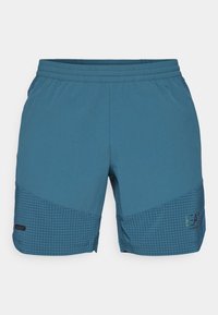 Blå sportshorts med elastisk midja, med en texturerad rutpanel på nedre halvan och en logotyp på sidan. Lättviktig tyg.