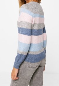 Suéter de punto con cuello redondo, con rayas horizontales en tonos de rosa claro, gris y azul; textura suave y puños ajustados.
