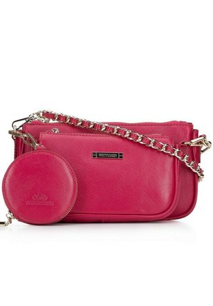 Borsa a tracolla in pelle sintetica rosa con una tracolla a catena argentata e un portamonete rotondo abbinato, con una superficie leggermente texture.