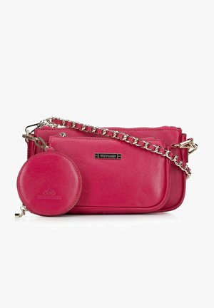 Różowa torebka crossbody z syntetycznej skóry z srebrnym łańcuszkiem oraz pasującym okrągłym portfelem na monety, posiadająca subtelną, teksturowaną powierzchnię.