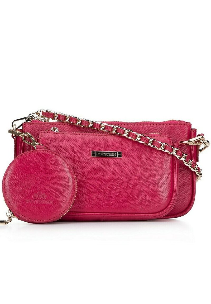 Borsa a tracolla in pelle sintetica rosa con una tracolla a catena argentata e un portamonete rotondo abbinato, con una superficie leggermente texture.