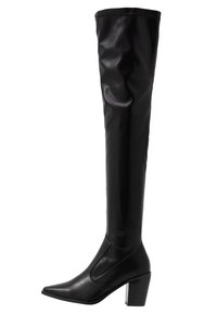 Bottes noires au-dessus du genou en matériau synthétique lisse. Design à bout pointu avec un talon bloc empilé. Tige légèrement plissée.