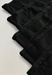 Černá bavlněná tkanina s texturovaným krajkovým lemem podél okrajů. Produkt má vrstvený design s rovnoměrně rozloženými sekcemi.