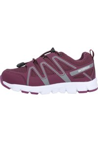 Vandtæt maroon sneakers med grå detaljer og en fleksibel sål. Har et strømlinet design og et justerbart snøresystem for en sikker pasform.