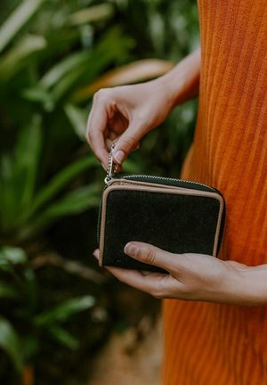 VUCH HOPE - Wallet - black
