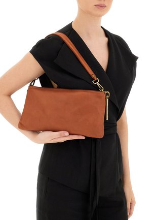 Clutch in pelle marrone con una texture liscia, dotato di una sottile tracolla e dettagli con zip dorata. Forma rettangolare compatta.