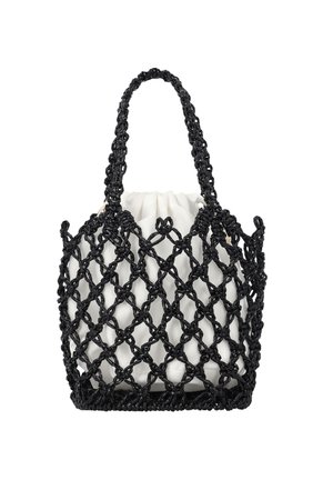 Sort flettet net-tote taske med en hvid stofpose med snøre indeni og to skulderremme.
