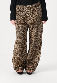 Leopardprint wijde broek van zacht materiaal, met een bruin en zwart kleurenschema, een hoogzittend ontwerp en een vijfzakkenstijl.