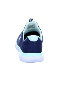 Marineblauwe mesh hardloopschoen met een lichtblauwe accent op de zool. Beschikt over een gevoerd kraagje en een lipje voor makkelijk aantrekken.