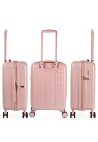 Maleta dura de color rosa con relieve de marca, doble cremallera, asa retráctil y cuatro ruedas giratorias de 360 grados.
