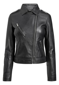 Chaqueta de cuero negra de motociclista con cremallera frontal asimétrica, bolsillo en el pecho con cremallera y dos bolsillos laterales con cremallera, que presenta hombreras.