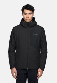 Schwarze isolierte Jacke mit einem Trichterkragen und Kapuze. Verfügt über eine kontrastierende schwarze Brusttasche und einen Reißverschluss. Glatte Textur und stromlinienförmiges Design.