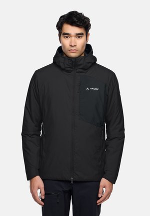 Giacca nera isolata con collo a imbuto e cappuccio. Presenta una tasca sul petto in contrasto nera e chiusura con zipper. Texture liscia e design aerodinamico.