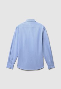 Helles blaues Langarmhemd mit vertikalen Streifen. Verfügt über einen klassischen Kragen, Knopfmanschetten und einen abgerundeten Saum. Glatte Stofftextur.