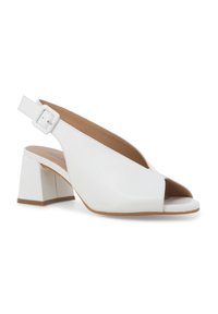Scarpa slingback bianca in pelle con punta aperta, tacco quadrato spesso e cinturino alla caviglia regolabile. Texture liscia e design minimalista.
