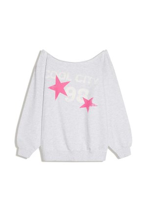 Hellgraues Sweatshirt mit Carmenausschnitt, pinken Sternen und verblasstem weißen Text "COOL CITY 98" auf der Vorderseite, lange Ärmel mit elastischen Bündchen.