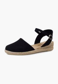 Černé plátěné espadrilky s kulatou špičkou, elastickým páskem kolem kotníku a tkanou jutovou podrážkou. Design je minimalistický a univerzální.