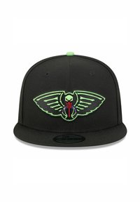 Schwarze Snapback-Kappe mit einem grünen und lila bestickten Logo, das Flügel und ein Gesichtsmotiv auf der Vorderseite zeigt. Flache Krempe, verstellbarer Riemen.