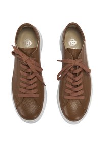 Bruine leren sneakers met een gestructureerde afwerking, voorzien van bijpassende veters, een witte rubberen zool en een logo aan de binnenkant van de tong.