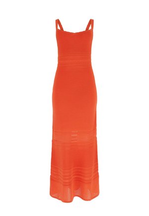 Mouwloze oranje midijurk met getextureerde horizontale strepen, aansluitend lijfje en semi-transparante patroonbanden vlak bij de zoom.