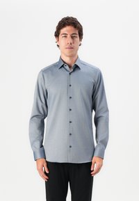 Cămașă cu nasturi dintr-un material de un albastru deschis, având un model subtil, mâneci lungi și nasturi închisi. Croială ajustată cu un guler clasic.