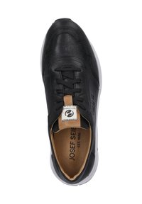 Czarne skórzane trampki z okrągłym noskiem, białą podeszwą, brązowymi akcentami na języku oraz fakturowanymi detalami na cholewce.