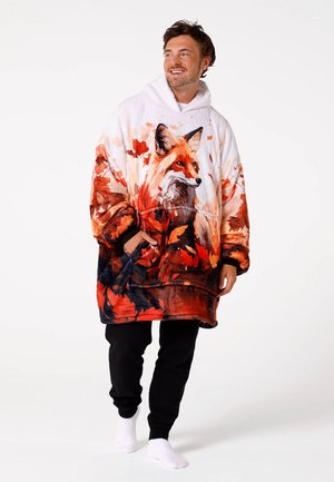 Oversized fleece-hoodie med rævedesign i orange og brun, med en forlomme og blød tekstur. Kombineret med sorte bukser.